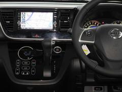 すっきりした運転席周りにはナビやエアコンの操作パネルを設置しておりますので、お一人での運転でもご安心できます。 3