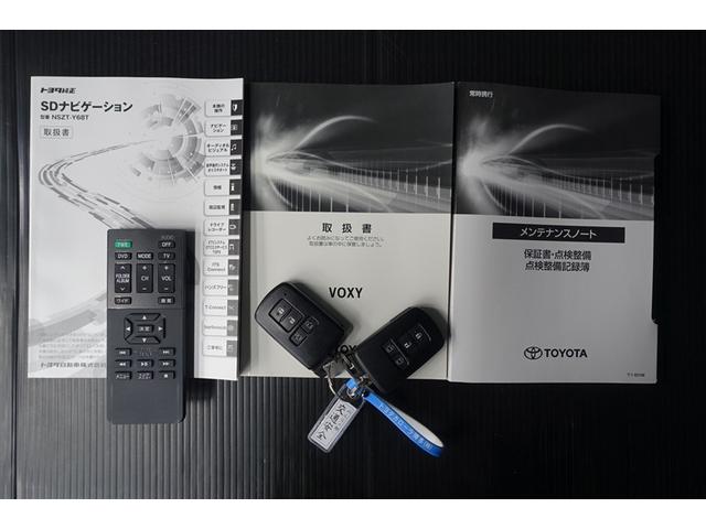 ヴォクシー ＺＳ　煌ＩＩＩ　プリクラッシュ　スマートキ　アイスト　ＤＶＤ再生機能　横滑り防止装置　ナビＴＶ　アルミ　三列シート　ＷＡＣ　盗難防止　オートエアコン　キーレス　ＥＴＣ装備　パワステ　メモリナビ　クルコン　ＡＢＳ（20枚目）