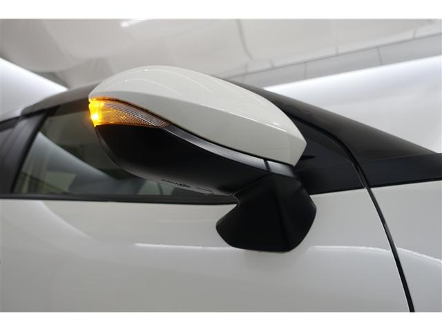 �T�C�h�^�[�������v�t���h�A�~���[�͉E���܎��ɂ܂��̃N���}����s�҂��王�F�����m�ۂ��܂��B