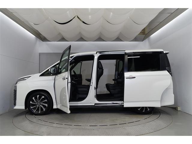 ヴォクシー Ｓ－Ｚ　ＤＶＤ再生機能　スマートキープッシュスタート　両側電動パワースライドドア　パワーウインドウ　１オナ　ＥＴＣ車載器　ＬＥＤライト　デュアルエアコン　アルミホイール　盗難防止装置　記録簿　横滑り防止機能（2枚目）