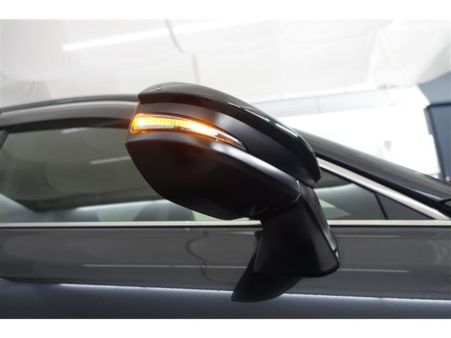 �T�C�h�^�[�������v�t���h�A�~���[�͉E���܎��ɂ܂��̃N���}����s�҂��王�F�����m�ۂ��܂��B