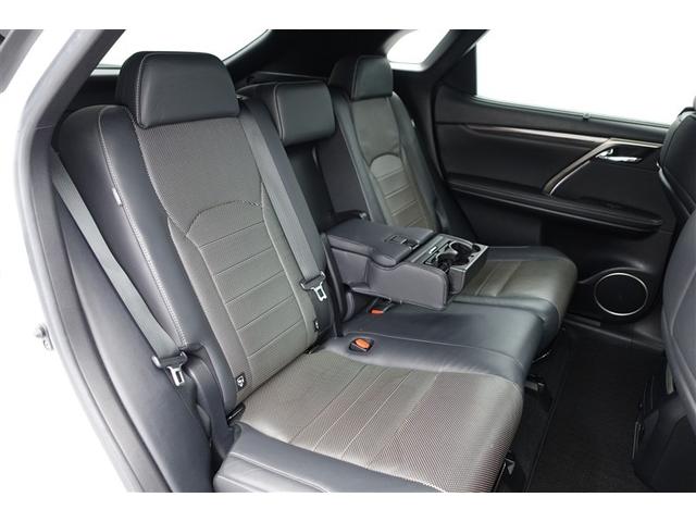 �Z�J���h�V�[�g�̃Z���^�[�ɂ̓A�[�����X�g��������܂��B�K�v�Ȃ����͒��ˏグ�ĉ��K�ȋ�Ԃ��I�@�������h���C�u���ꂽ�����͕I���|���Ȃ���̂�т�h���C�u�o���܂���