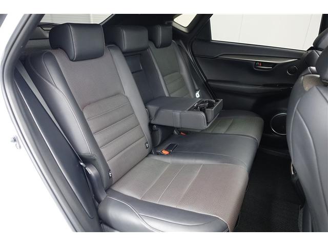 �Z�J���h�V�[�g�̃Z���^�[�ɂ̓A�[�����X�g��������܂��B�K�v�Ȃ����͒��ˏグ�ĉ��K�ȋ�Ԃ��I�@�������h���C�u���ꂽ�����͕I���|���Ȃ���̂�т�h���C�u�o���܂���