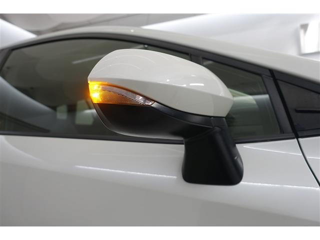 �T�C�h�^�[�������v�t���h�A�~���[�͉E���܎��ɂ܂��̃N���}����s�҂��王�F�����m�ۂ��܂��B