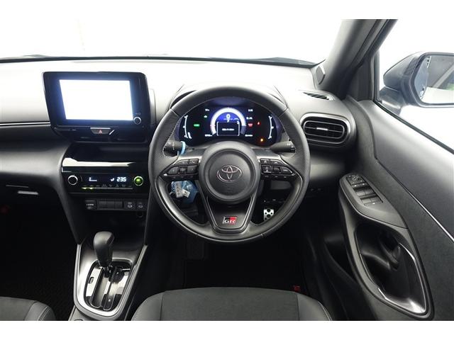 ヤリスクロス ハイブリッド　ＧＲスポーツ　ＴＳＳ　ワンオーナー　アイドリングストップ　ミュージックプレイヤー接続可　ＬＥＤ　フルセグＴＶ　スマートキー　ナビ・ＴＶ　オートクルーズコントロール　ＥＴＣ　バックカメラ　メモリーナビ　オートエアコン（5枚目）