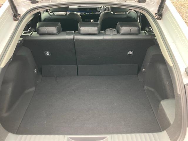 プリウス Ｚ　ワンオーナー　パノラミックビューモニター　パワーゲート　デジタルインナーミラー　ナビテレビ　スマートキー　プッシュスタート　セキュリティー　アイドリングストップ　ＬＥＤライト　記録簿　取扱説明書（11枚目）