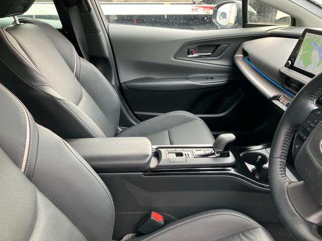 プリウス Ｚ　ワンオーナー　パノラミックビューモニター　パワーゲート　デジタルインナーミラー　ナビテレビ　スマートキー　プッシュスタート　セキュリティー　アイドリングストップ　ＬＥＤライト　記録簿　取扱説明書（14枚目）