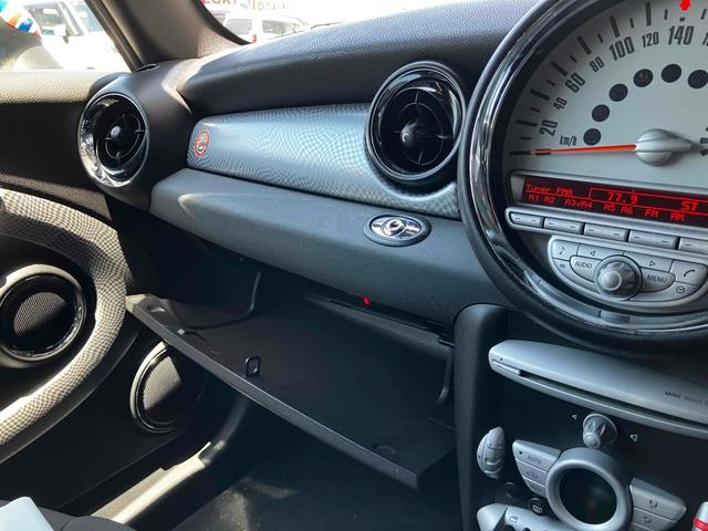 ＭＩＮＩ クーパーＳ　コンバーチブル　オープンカー　クリアランスソナー　ＡＴ　キーレスエントリー　電動格納ミラー　アルミホイール　ＣＤ　エアコン　パワーステアリング　パワーウィンドウ（8枚目）