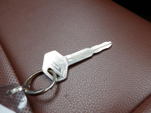 ジムニー ワイルドウインド　純正ルーフキャリア・社外ホイール・社外Ｆバンパーガード・ＣＤオーディオ・ウッドステアリング・皮調シートカバー・ブラックグリル・ＥＴＣ付（70枚目）