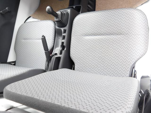 キャリイトラック KCエアコン・パワステ ワンオーナー車・4WD車・エアコン・パワーステアリング・荷台ゴムマット・ヘッドライトレベライザー・横滑り防止・フロントメッキグリル・車検9年7月・取説&保証書&記録簿・キー2個(7枚目)