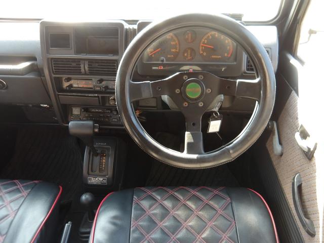 ジムニー ワイルドウインドリミテッド　リフトアップ公認・社外Ｆ＆Ｒバンパー・純正メッキグリル・純正ルーフキャリア・赤ステッチレザーシートカバー・タニグチ製ステップバー・社外ステアリング・純正１６インチＡＷ・Ｍ／Ｔタイヤ・天井ウッド張替（11枚目）