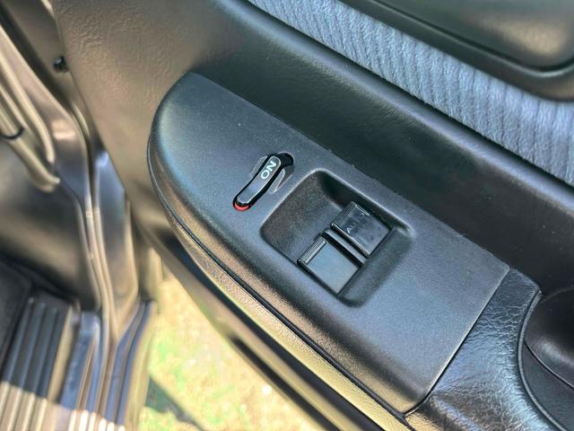 �p���[�E�B���h�E�̃X�C�b�`�ł���B�^�]�Ȃɋ��Ȃ��瑋���J���߂̃R���g���[���ł��܂���B