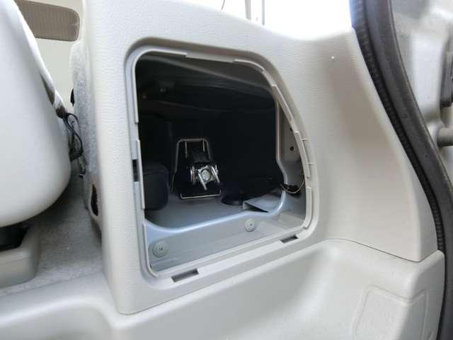 ＮＶ１００クリッパーバン ６６０　ＧＸ　ハイルーフ　アルミホイール　キーレスエントリーキー　パワーウィンドー　助手席エアバック　エアコン　ワンオーナー　運転席エアバック　記録簿有　パワステ　ＡＢＳ（16枚目）
