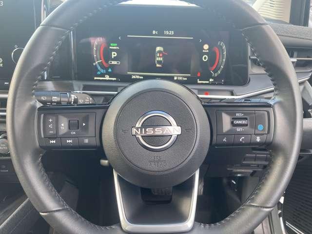 ���X�e�A�����O�X�C�b�`���n���h���茳�ŃI�[�f�B�I�̑��삪�ȒP�ɏo���܂��B�^�]���ł��i�r�܂Ŏ��L�΂����ɑ��삪�o���Ĉ��S�ł��B