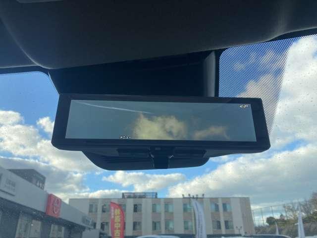 ���C���e���W�F���g���[���~���[���㕔���Ȃɐl������낪�����Ȃ��Ƃ��Ɋy�X����Ō����n�b�L���ƌ�����悤�ɃJ�����@�\�����ځB����ő�l���ł̃����O�h���C�u�����K�ł��B