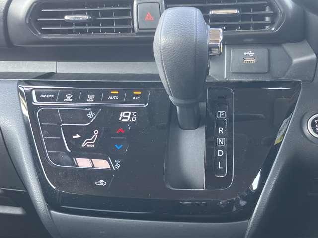 �^�b�`�p�l���̃I�[�g�G�A�R���𑕔����Ă��܂��A�����Ŏԓ��̉��x���߂��Ă����֗��ȑ����ł��B