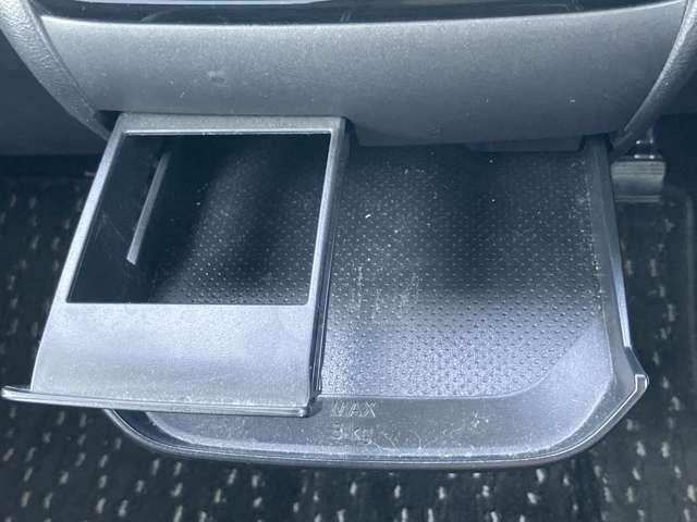 �O�Ȓ����ɂ̓h�����N�z���_�[�����˂���[���̃g���C������܂��B