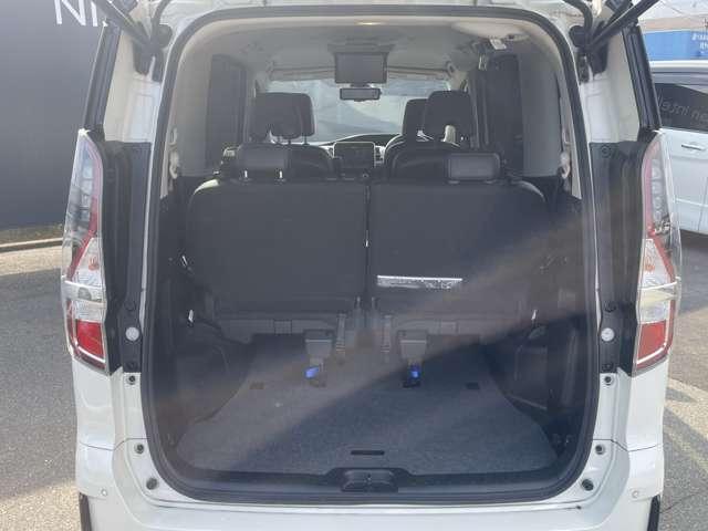 �o�b�N�h�A�̐^�񒆂���J���邱�Ƃ��\�ł��B��낪�����Ă��ו������[������o�����肷�邱�Ƃ��ȒP�ɏo���܂��B