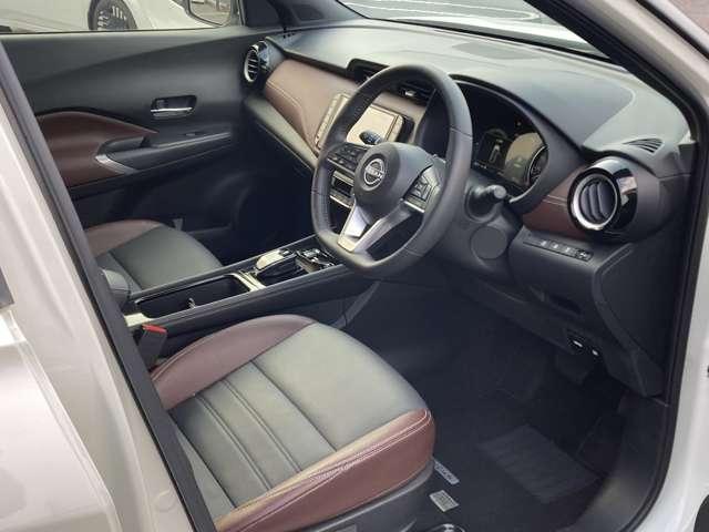 キックス １．２　Ｘ　ツートーン　インテリアエディション　（ｅ－ＰＯＷ　ブラウン内装　当社社用車ＵＰ　純正ナビ　ハイビームアシスト　レーンアシスト　フルセグ　全周囲カメラ　ＬＥＤヘッドランプ　踏み間違い防止　スマートキー　メモリーナビ　オートエアコン　ＡＣＣ　Ｂカメラ（10枚目）