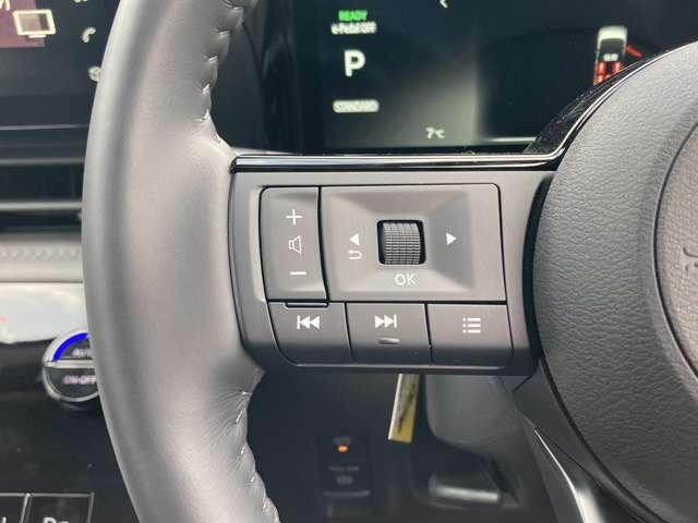 ���X�e�A�����O�X�C�b�`���n���h���茳�ŃI�[�f�B�I�̑��삪�ȒP�ɏo���܂��B�^�]���ł��i�r�܂Ŏ��L�΂����ɑ��삪�o���Ĉ��S�ł��B