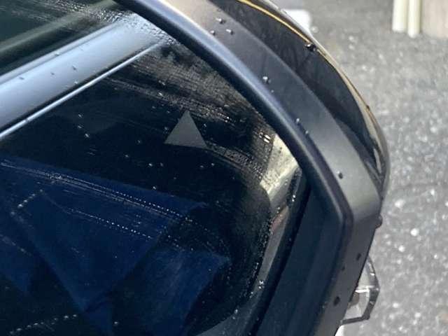 �u���C���h�X�|�b�g���j�^�[�����Ă���A�㑤���̎ԗ������m���Ă���܂��B