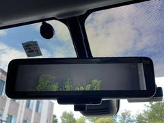 スマートルームミラーも付いています。後方ピラーや荷物、後席に同乗している方や曇りなど視界が遮られた場合でも後方カメラからの映像で安全確認をすることができます。 5
