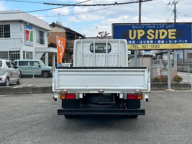 アトラストラック フルスーパーローＤＸ　３．０ディーゼルターボ　平ボディ　フロア５速　積載量１５００ｋｇ　４ナンバー　イージーヒルスタート　左側電動格納ミラー　リアＷタイヤ　タイミングチェーン　三方開　エアバッグ　取扱説明書　点検記録簿（5枚目）