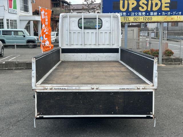 アトラストラック フルスーパーローＤＸ　３．０ディーゼルターボ　平ボディ　フロア５速　積載量１５００ｋｇ　４ナンバー　イージーヒルスタート　左側電動格納ミラー　リアＷタイヤ　タイミングチェーン　三方開　エアバッグ　取扱説明書　点検記録簿（6枚目）