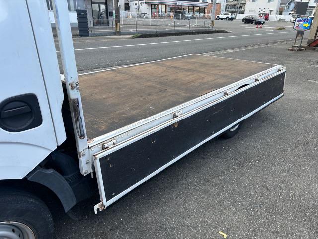 アトラストラック フルスーパーローＤＸ　３．０ディーゼルターボ　平ボディ　フロア５速　積載量１５００ｋｇ　４ナンバー　イージーヒルスタート　左側電動格納ミラー　リアＷタイヤ　タイミングチェーン　三方開　エアバッグ　取扱説明書　点検記録簿（14枚目）