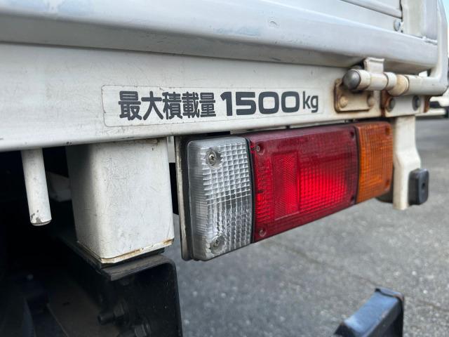アトラストラック フルスーパーローＤＸ　３．０ディーゼルターボ　平ボディ　フロア５速　積載量１５００ｋｇ　４ナンバー　イージーヒルスタート　左側電動格納ミラー　リアＷタイヤ　タイミングチェーン　三方開　エアバッグ　取扱説明書　点検記録簿（16枚目）