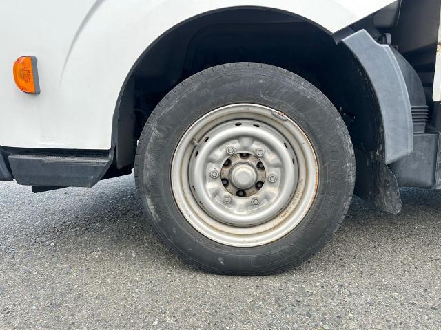 アトラストラック フルスーパーローＤＸ　３．０ディーゼルターボ　平ボディ　フロア５速　積載量１５００ｋｇ　４ナンバー　イージーヒルスタート　左側電動格納ミラー　リアＷタイヤ　タイミングチェーン　三方開　エアバッグ　取扱説明書　点検記録簿（17枚目）