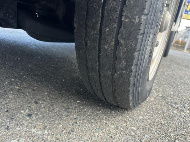 アトラストラック フルスーパーローＤＸ　３．０ディーゼルターボ　平ボディ　フロア５速　積載量１５００ｋｇ　４ナンバー　イージーヒルスタート　左側電動格納ミラー　リアＷタイヤ　タイミングチェーン　三方開　エアバッグ　取扱説明書　点検記録簿（18枚目）