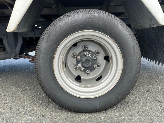 アトラストラック フルスーパーローＤＸ　３．０ディーゼルターボ　平ボディ　フロア５速　積載量１５００ｋｇ　４ナンバー　イージーヒルスタート　左側電動格納ミラー　リアＷタイヤ　タイミングチェーン　三方開　エアバッグ　取扱説明書　点検記録簿（19枚目）