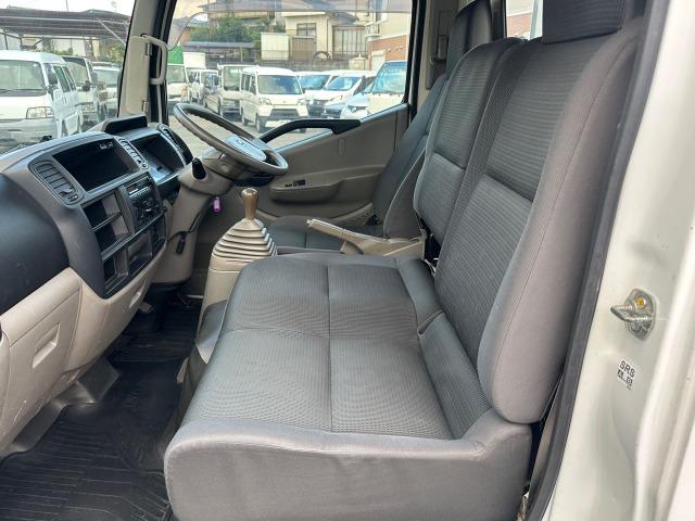 アトラストラック フルスーパーローＤＸ　３．０ディーゼルターボ　平ボディ　フロア５速　積載量１５００ｋｇ　４ナンバー　イージーヒルスタート　左側電動格納ミラー　リアＷタイヤ　タイミングチェーン　三方開　エアバッグ　取扱説明書　点検記録簿（22枚目）