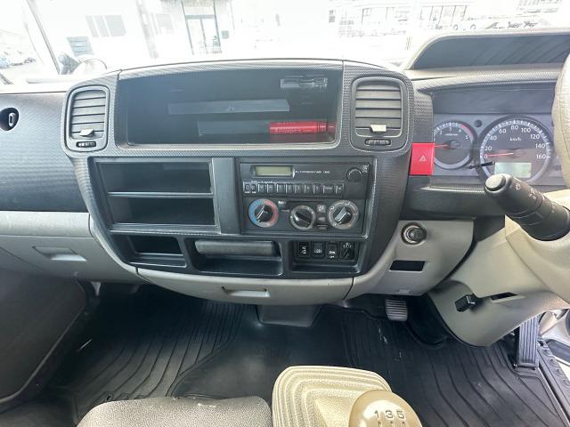 アトラストラック フルスーパーローＤＸ　３．０ディーゼルターボ　平ボディ　フロア５速　積載量１５００ｋｇ　４ナンバー　イージーヒルスタート　左側電動格納ミラー　リアＷタイヤ　タイミングチェーン　三方開　エアバッグ　取扱説明書　点検記録簿（28枚目）