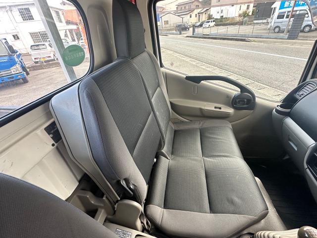 アトラストラック フルスーパーローＤＸ　３．０ディーゼルターボ　平ボディ　フロア５速　積載量１５００ｋｇ　４ナンバー　イージーヒルスタート　左側電動格納ミラー　リアＷタイヤ　タイミングチェーン　三方開　エアバッグ　取扱説明書　点検記録簿（31枚目）