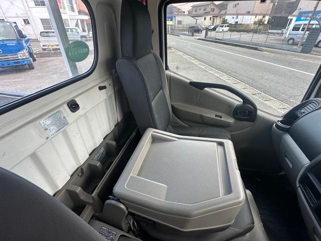 アトラストラック フルスーパーローＤＸ　３．０ディーゼルターボ　平ボディ　フロア５速　積載量１５００ｋｇ　４ナンバー　イージーヒルスタート　左側電動格納ミラー　リアＷタイヤ　タイミングチェーン　三方開　エアバッグ　取扱説明書　点検記録簿（32枚目）