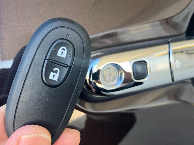 アルトラパン Ｘ　ナビ　全方位カメラ　キーレスプッシュ　衝突被害軽減Ｂ　ナビ　プッシュスタート　シートヒーター　オートエアコン　衝突被害軽減システム　アイドリングストップ　横滑り防止機能　衝突安全ボディ　ＨＩＤヘッドライト　バニティミラー照明付き　盗難防止システム（19枚目）