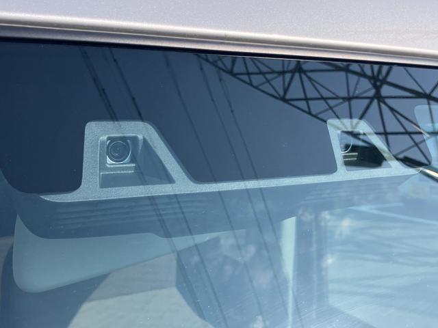 �Q�̃J�����őO���̎ԗ�����s�҂����m���A�Փ˂̂����ꂪ����Ɣ��f����ƁA�u�U�[���⃁�[�^�[���̕\���Ōx���B�Փ˂̉\�������܂�ƁA�����Ńu���[�L�������A�Փ˂̉���܂��͏Փˎ��̔�Q�y����}��܂��B