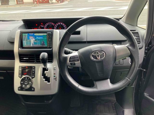 ヴォクシー ZS 煌 ETC バックカメラ ナビ TV 両側電動スライドドア HID スマートキー 電動格納ミラー 3列シート ウォークスルー CVT アルミホイール ミュージックプレイヤー接続可 記録簿 盗難防止システム(2枚目)