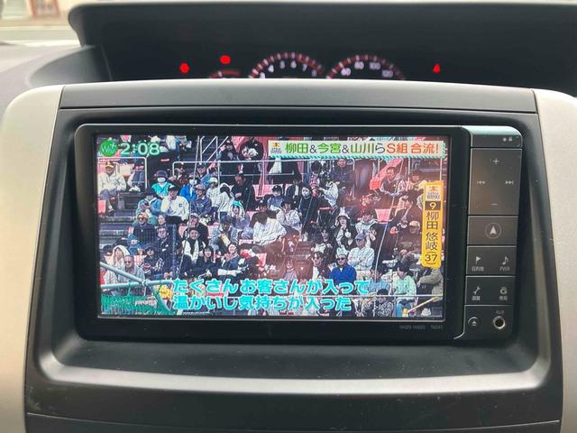 ヴォクシー ZS 煌 ETC バックカメラ ナビ TV 両側電動スライドドア HID スマートキー 電動格納ミラー 3列シート ウォークスルー CVT アルミホイール ミュージックプレイヤー接続可 記録簿 盗難防止システム(5枚目)