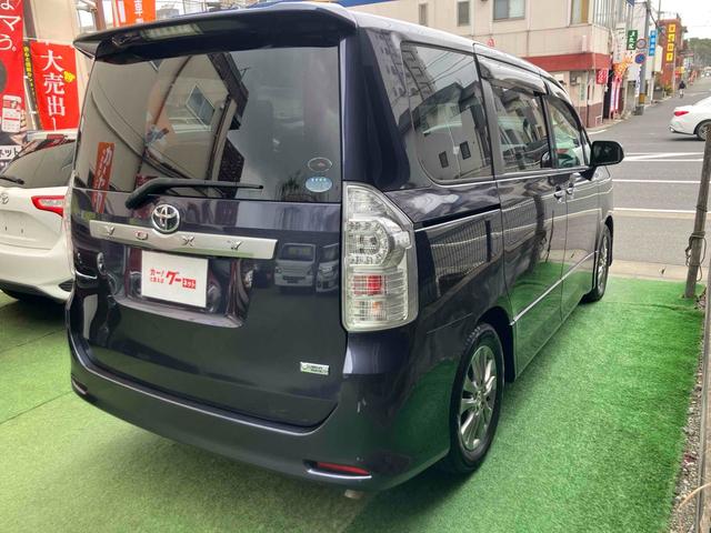 ヴォクシー ZS 煌 ETC バックカメラ ナビ TV 両側電動スライドドア HID スマートキー 電動格納ミラー 3列シート ウォークスルー CVT アルミホイール ミュージックプレイヤー接続可 記録簿 盗難防止システム(17枚目)