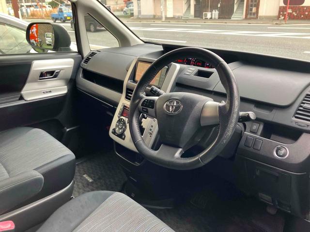 ヴォクシー ZS 煌 ETC バックカメラ ナビ TV 両側電動スライドドア HID スマートキー 電動格納ミラー 3列シート ウォークスルー CVT アルミホイール ミュージックプレイヤー接続可 記録簿 盗難防止システム(22枚目)