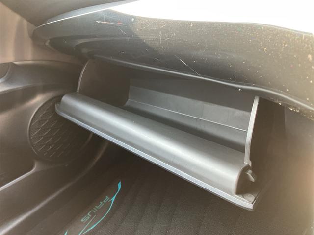 プリウス Ａツーリングセレクション　ＢＬＵＥＴＯＯＴＨ　Ｃソナー　ＵＳＢ入力　シートＨ　レーンキープ　スマキー　イモビライザー　バックモニター　クルコン　ＬＥＤヘッドライト　ＤＶＤ視聴可　ＥＴＣ　ナビＴＶ　メモリーナビゲーション　ＡＡＣ（46枚目）