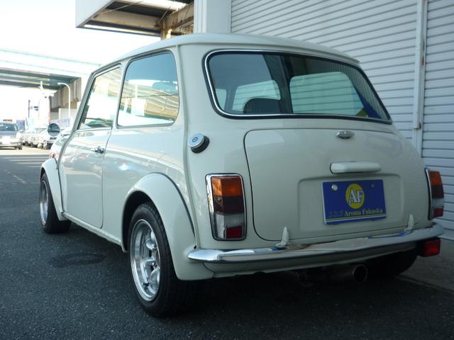 ＭＩＮＩ クーパー　４０ｔｈ　アニバーサリーリミテッド　ベースカスタム　ＡＴ４速　エアコン　禁煙車　ローダウン　レザーシート　１２ｉｎｃｈアルミホイール　Ｈｉ－Ｌｏキット　センター出しマフラー（8枚目）