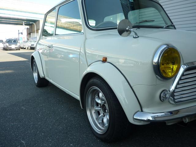 ＭＩＮＩ クーパー　４０ｔｈ　アニバーサリーリミテッド　ベースカスタム　ＡＴ４速　エアコン　禁煙車　ローダウン　レザーシート　１２ｉｎｃｈアルミホイール　Ｈｉ－Ｌｏキット　センター出しマフラー（44枚目）