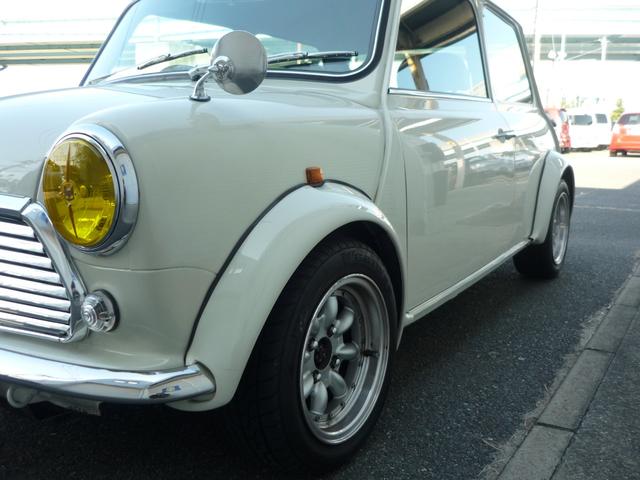 ＭＩＮＩ クーパー　４０ｔｈ　アニバーサリーリミテッド　ベースカスタム　ＡＴ４速　エアコン　禁煙車　ローダウン　レザーシート　１２ｉｎｃｈアルミホイール　Ｈｉ－Ｌｏキット　センター出しマフラー（46枚目）