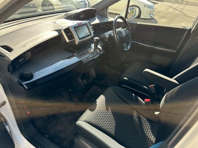 フリードスパイク Ｇ　エアロ　ムーンルーフ　キーフリー　社外アルミホイール（20枚目）