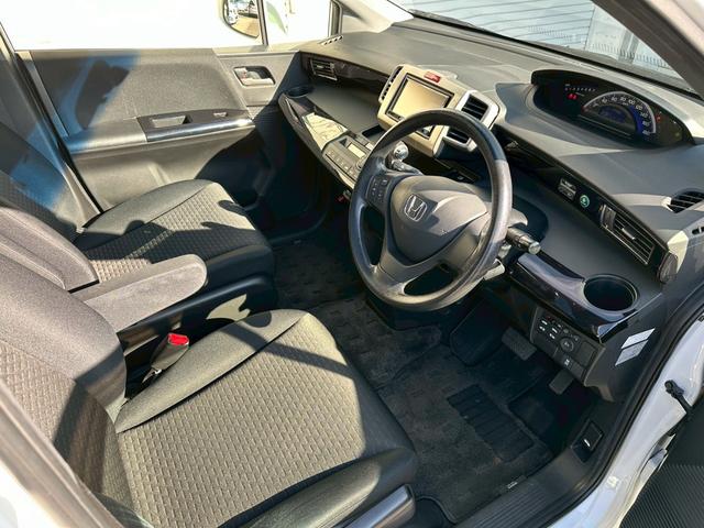 フリードスパイク Ｇ　エアロ　ムーンルーフ　キーフリー　社外アルミホイール（21枚目）