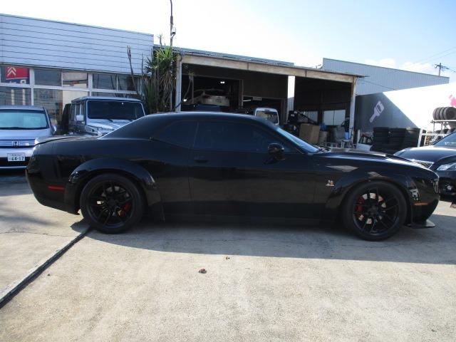 ダッジ・チャレンジャー 　Ｒ／ＴスキャットパックワイドボディアップルカープレイアルパインサウンドプッシュスタートビルシュタインサスショックＩｎｊｅｎエアフィルター（9枚目）